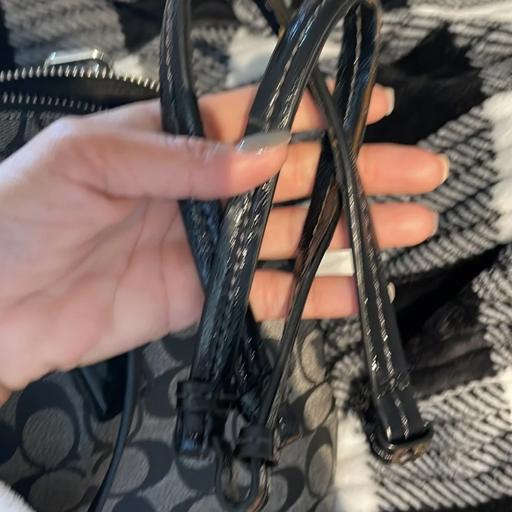 🔥EUC COACH Black/Gray Signature Coated
Canvas and Leather Peyton Dome Satchel - Picture 5 of 7
